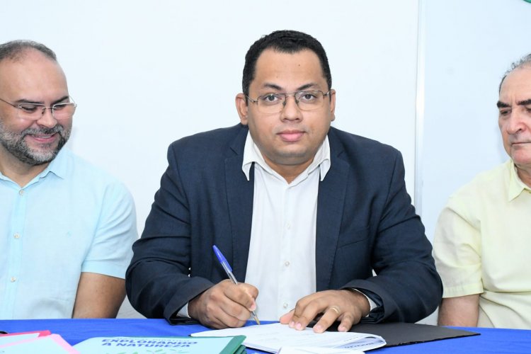 Educação de Floriano apresenta novo fardamento escolar e assina contrato com empresa que vai confeccionar os uniformes