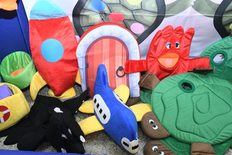 Educação de Floriano apresenta novo fardamento escolar e assina contrato com empresa que vai confeccionar os uniformes