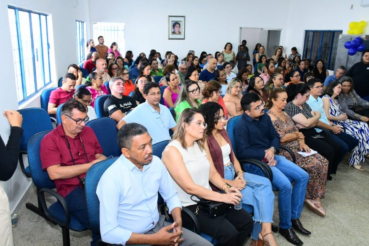 Educação de Floriano apresenta novo fardamento escolar e assina contrato com empresa que vai confeccionar os uniformes