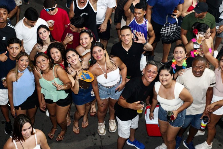 Dany Melody arrasta multidão e agita o Carnaval de Floriano neste sábado (14)