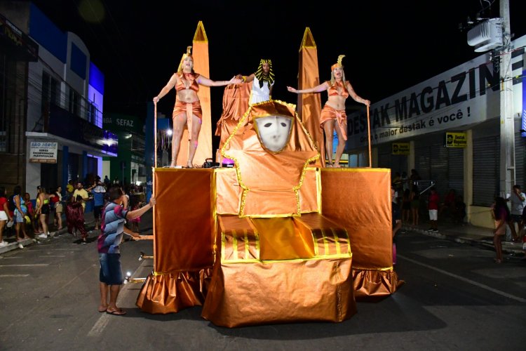 Desfile das Escolas de Samba encanta público na Avenida Getúlio Vargas