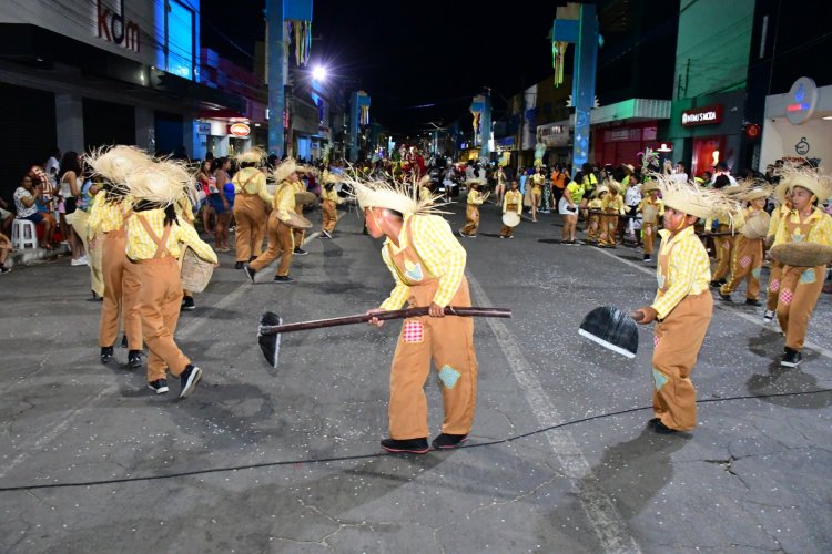 Desfile das Escolas de Samba encanta público na Avenida Getúlio Vargas