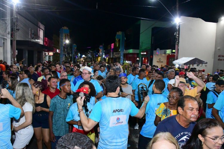 Desfile das Escolas de Samba encanta público na Avenida Getúlio Vargas