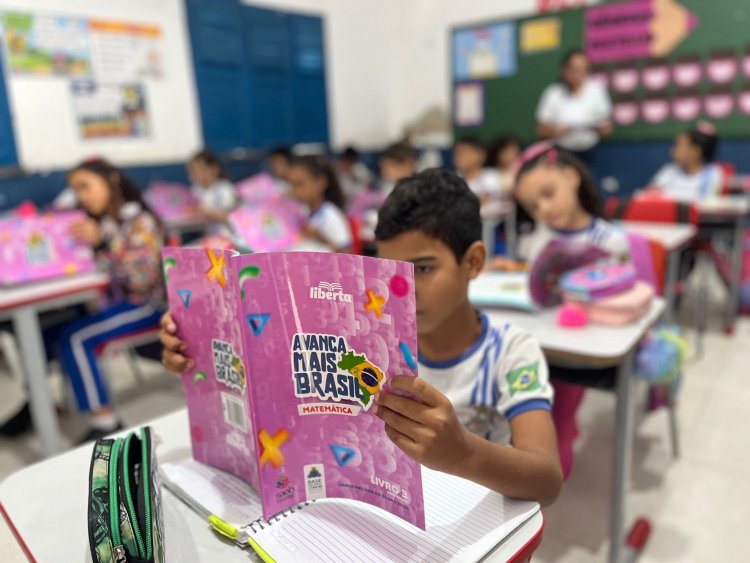 Prefeitura de Floriano realiza entrega de livros para alunos da rede municipal