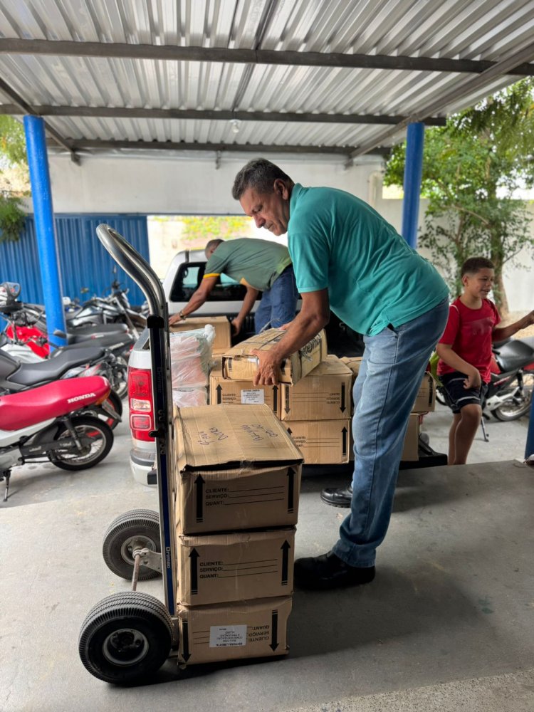 Prefeitura de Floriano realiza entrega de livros para alunos da rede municipal