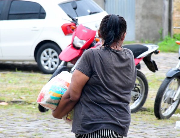 Prefeitura de Floriano distribui mais de 5 mil cestas básicas para famílias em situação de vulnerabilidade 