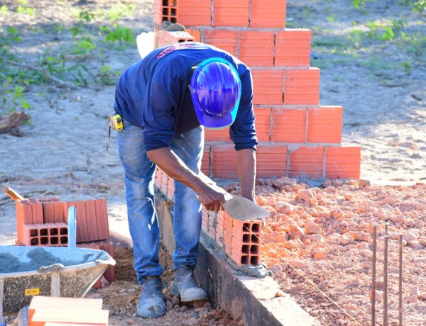 Equipe da Prefeitura de Floriano acompanha obras de reforma e ampliação em UBSs e escolas municipais