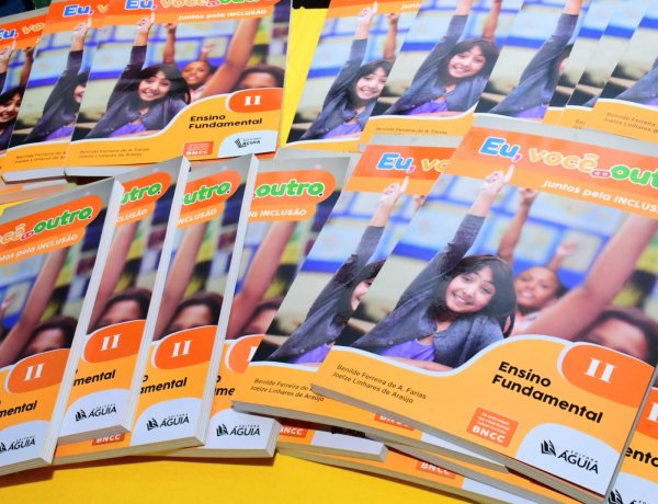 SEMED Floriano realiza entrega de livros e materiais permanentes para a Escola Raimundinha Carvalho