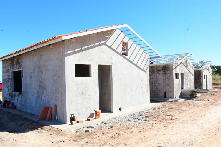Prefeitura de Floriano visita às obras do programa Minha Casa, Minha Vida no loteamento Bom Jardim