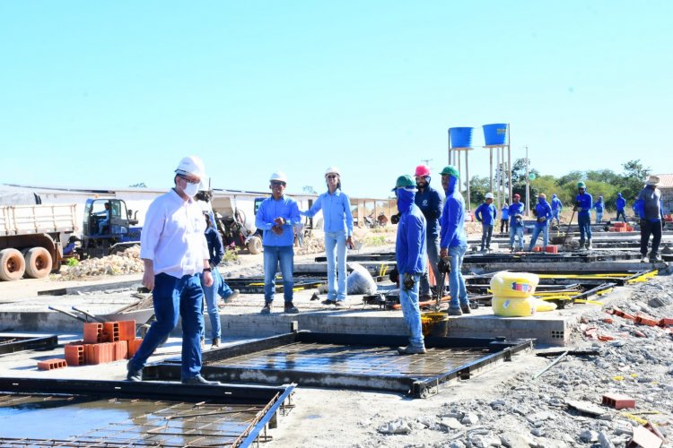 Prefeitura de Floriano visita às obras do programa Minha Casa, Minha Vida no loteamento Bom Jardim