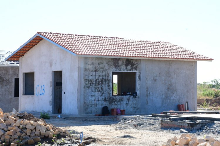 Prefeitura de Floriano visita às obras do programa Minha Casa, Minha Vida no loteamento Bom Jardim
