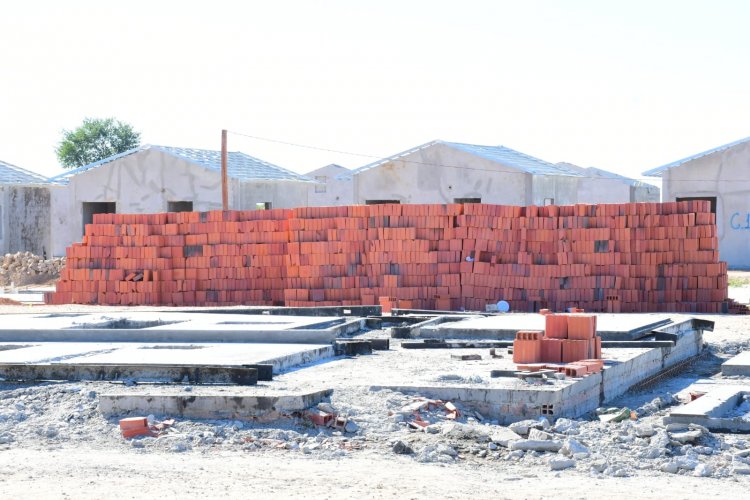 Prefeitura de Floriano visita às obras do programa Minha Casa, Minha Vida no loteamento Bom Jardim