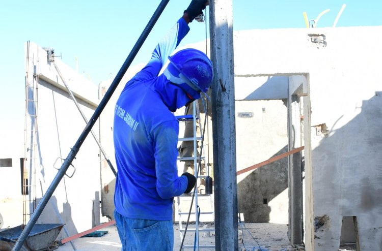Prefeitura de Floriano visita às obras do programa Minha Casa, Minha Vida no loteamento Bom Jardim