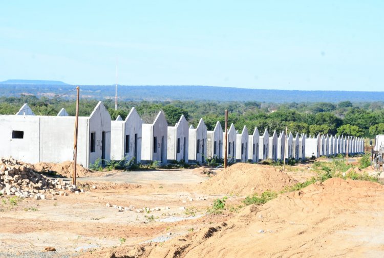 Prefeitura de Floriano visita às obras do programa Minha Casa, Minha Vida no loteamento Bom Jardim