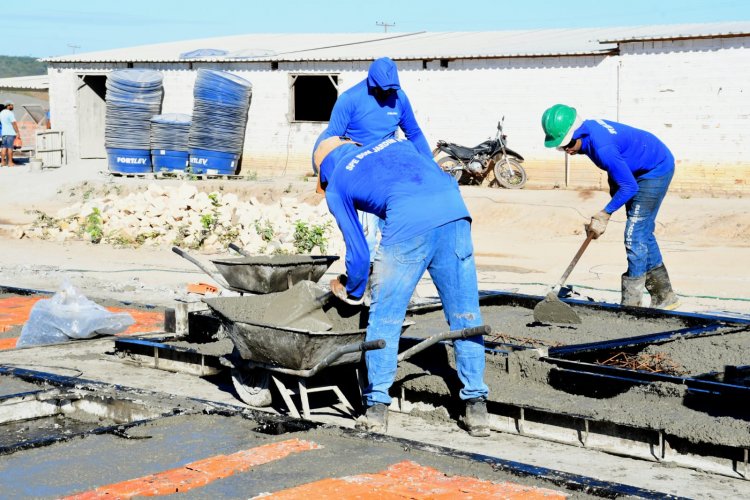 Prefeitura de Floriano visita às obras do programa Minha Casa, Minha Vida no loteamento Bom Jardim